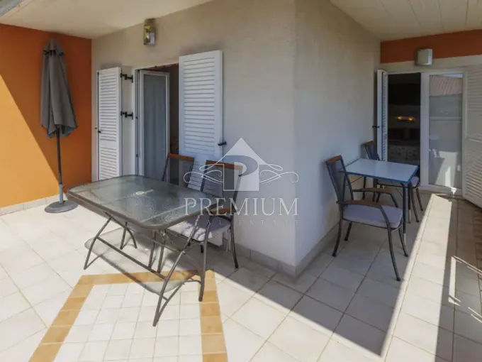 kuća sa tri apartmana, bazen, blizina mora, okućnica - slika 17