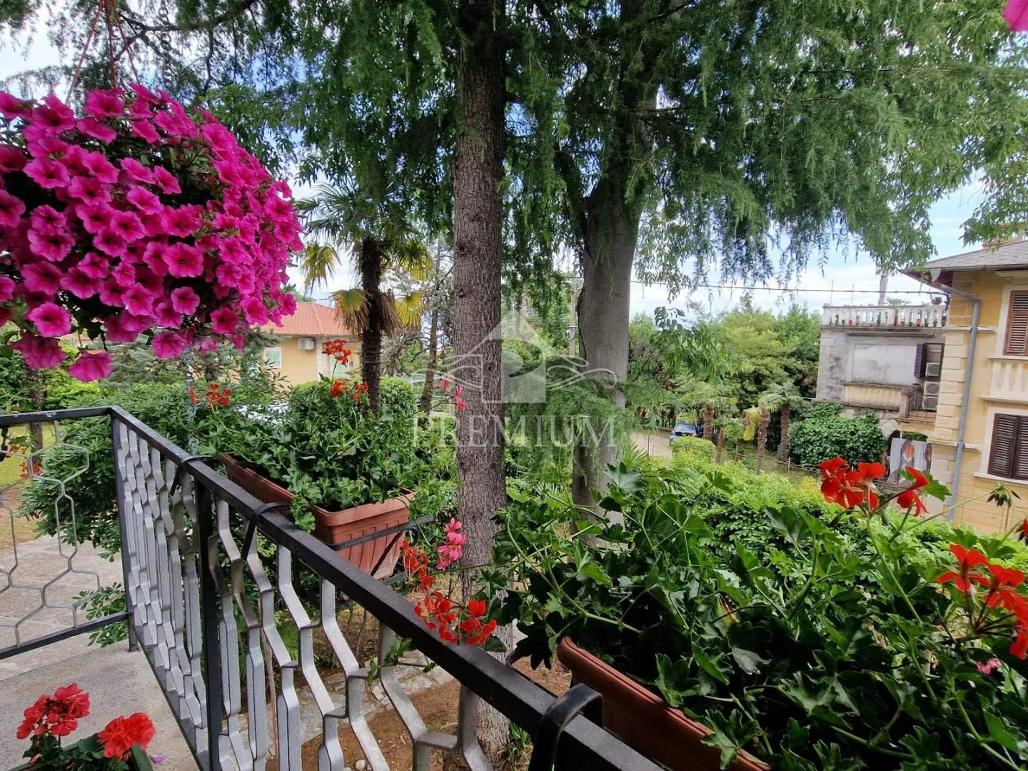 kuća na mirnoj lokaciji sa velikom okućnicom - slika 7