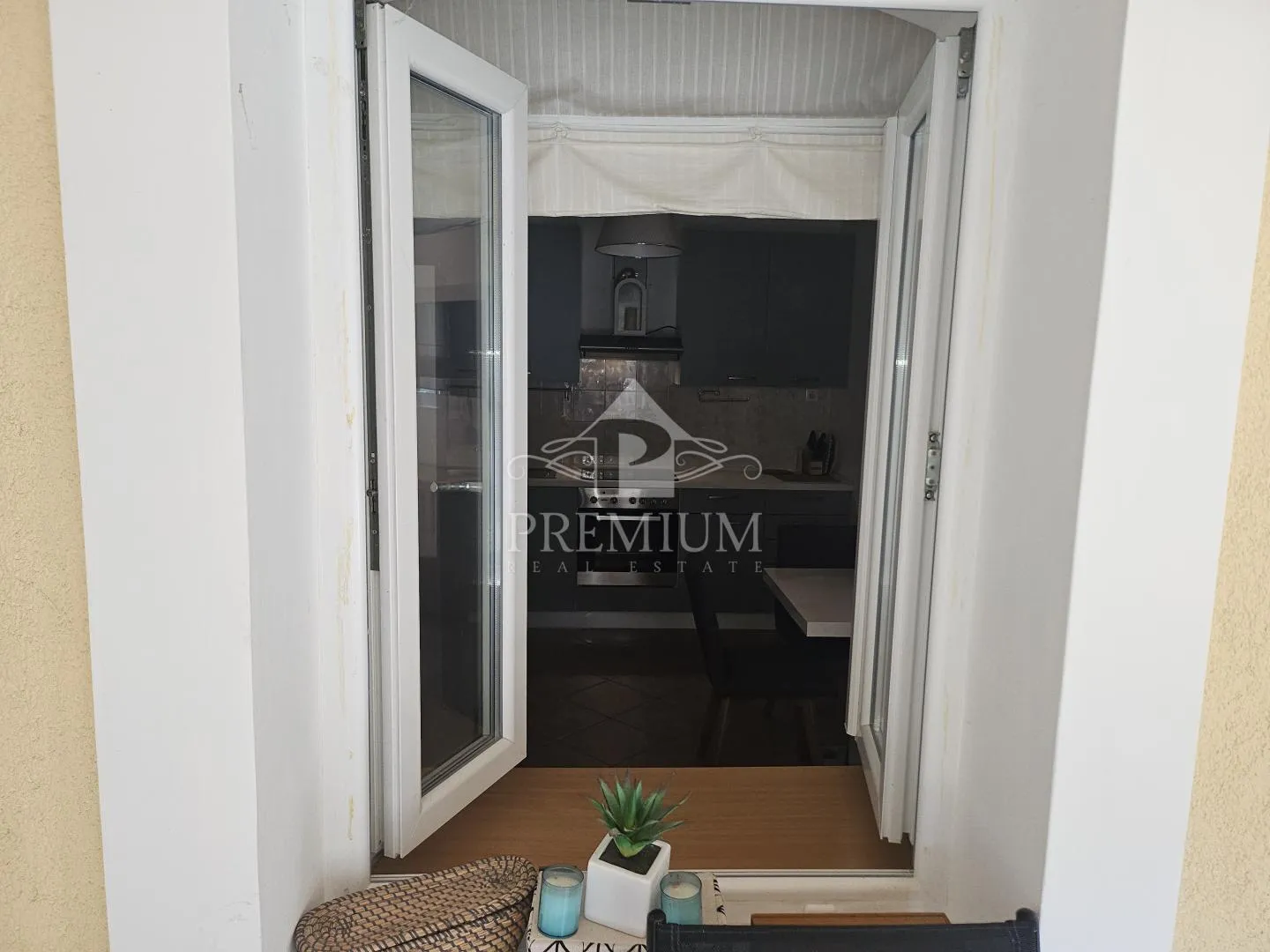 apartman sa parkingom blizu mora - slika 19