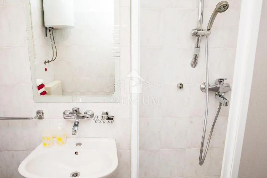 etaža kuće sa dva odvojena apartmana na mirnoj lokaciji - slika 32