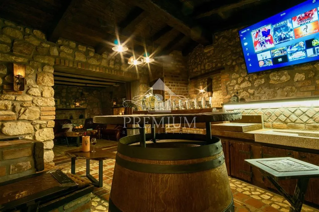 obnovljena starina s bazenom, pogodna za turizam - slika 24
