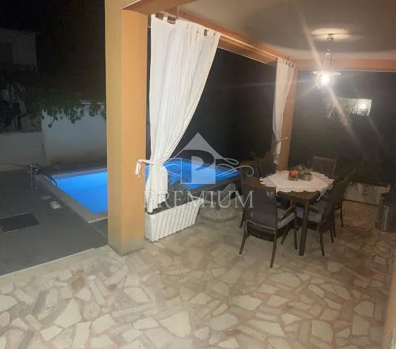 kuća sa tri apartmana, bazen, blizina mora, okućnica - slika 9