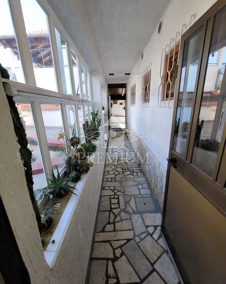 poslovno stambena zgrada sa uređenom okućnicom - slika 41