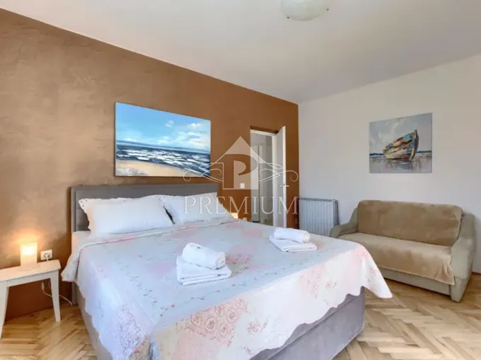 kuća sa tri apartmana, bazen, blizina mora, okućnica - slika 21