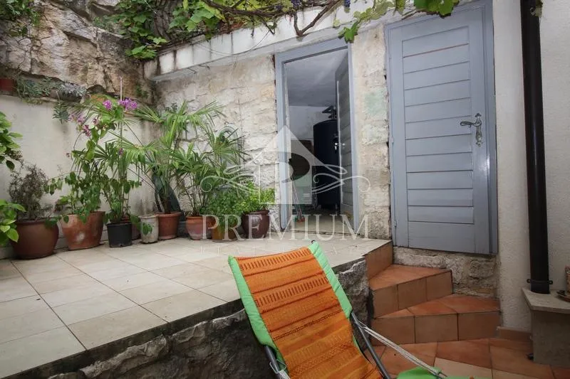 stara jezgra, kuća na 4 etaže, 5 apartmana, pogodno za razne djelatnosti - slika 12