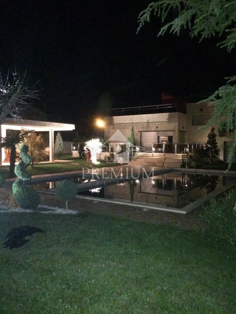 vila sa dva bazena, velika okućnica, blizina mora - slika 8