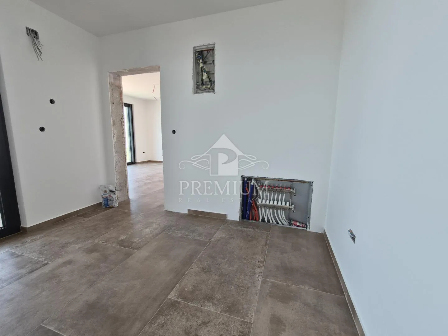 moderna novogradnja sa bazenom, pogled, garaža - slika 16