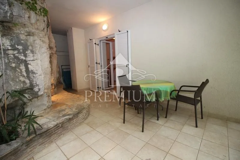 stara jezgra, kuća na 4 etaže, 5 apartmana, pogodno za razne djelatnosti - slika 28