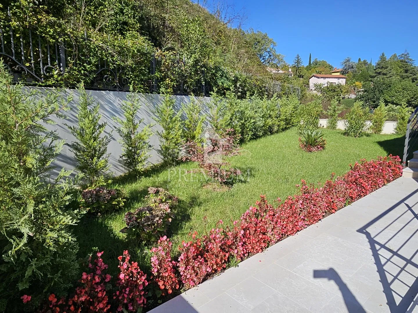 novogradnja sa dvije stambene jedinice, bazen, okućnica, pogled - slika 22