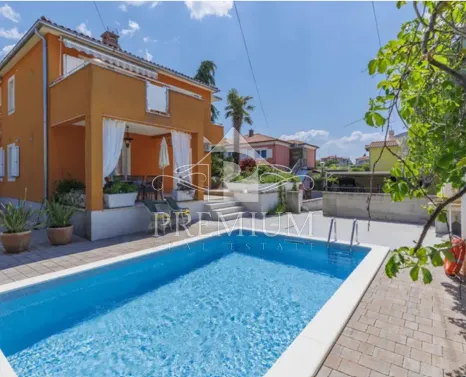 kuća sa tri apartmana, bazen, blizina mora, okućnica - slika 2