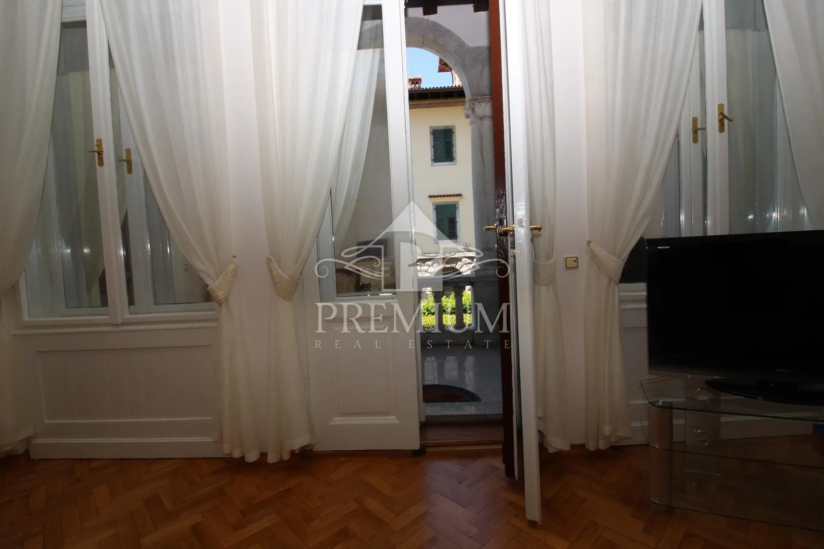 novouređeni stan u opatijskoj vili, 118 m2, prvi red - slika 38