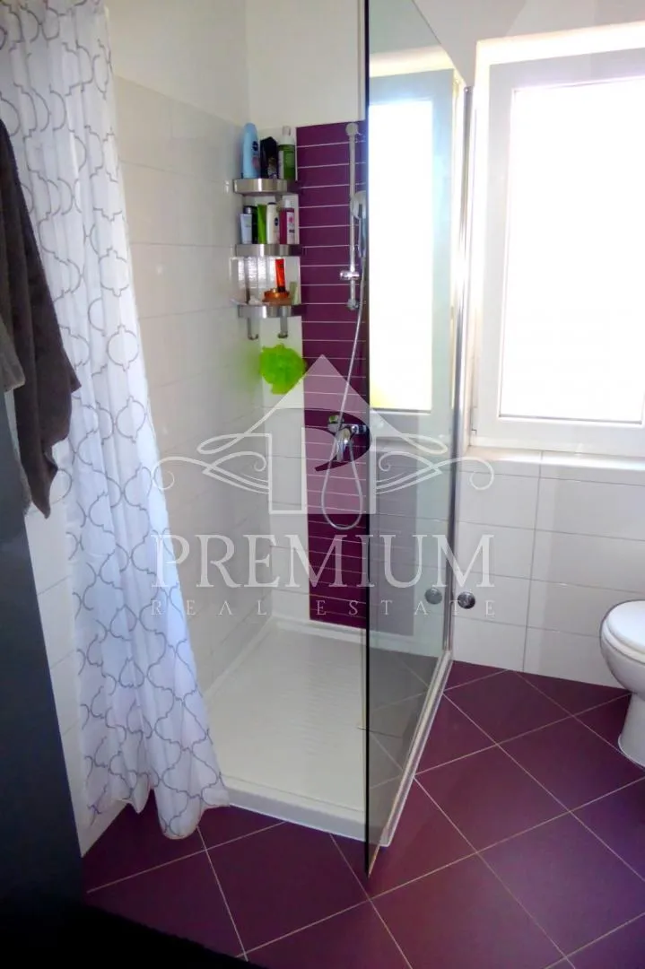 kuća sa tri apartmana, bazen, blizina mora, okućnica - slika 31