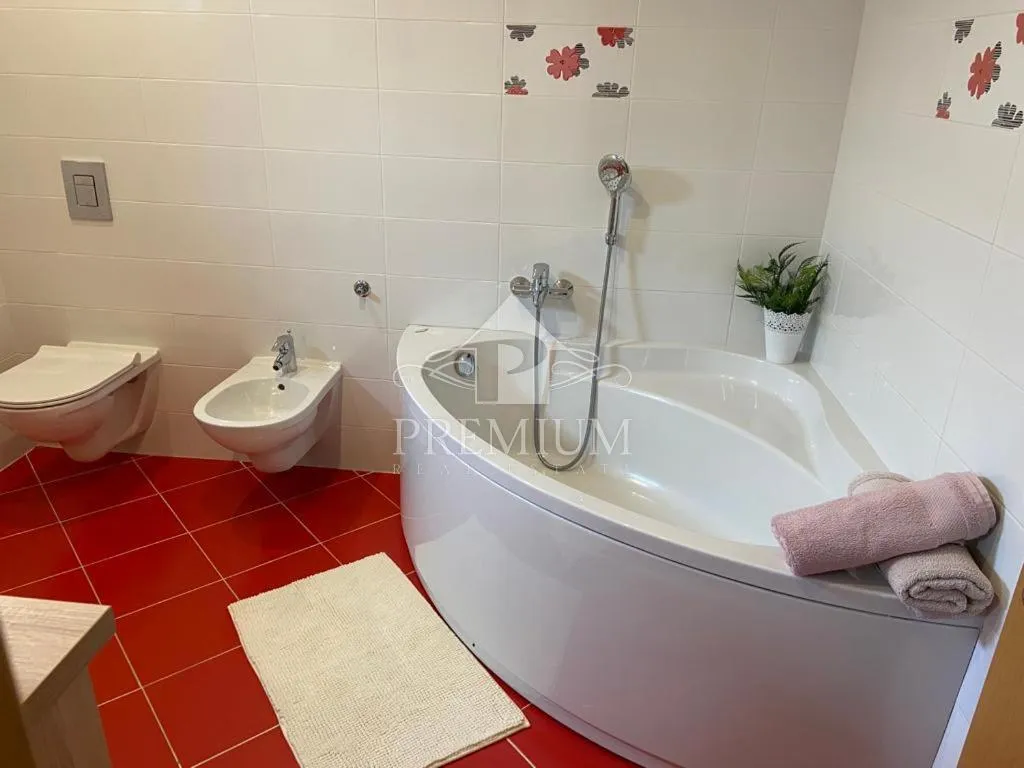 kuća sa okućnicom i pogledom na more, garaža, konoba - slika 13