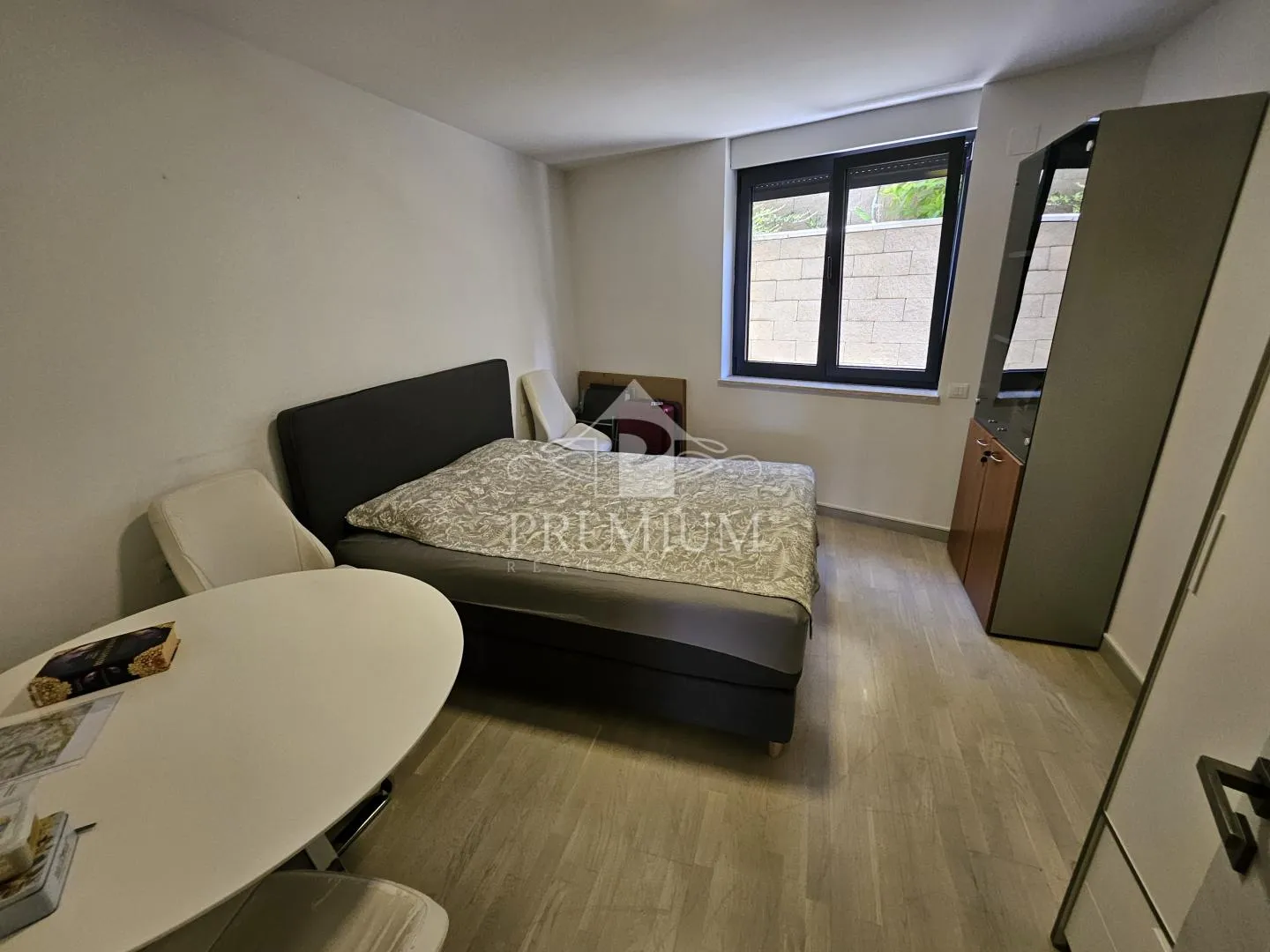 stan u novogradnji, garaža, bazen, blizina centra - slika 15