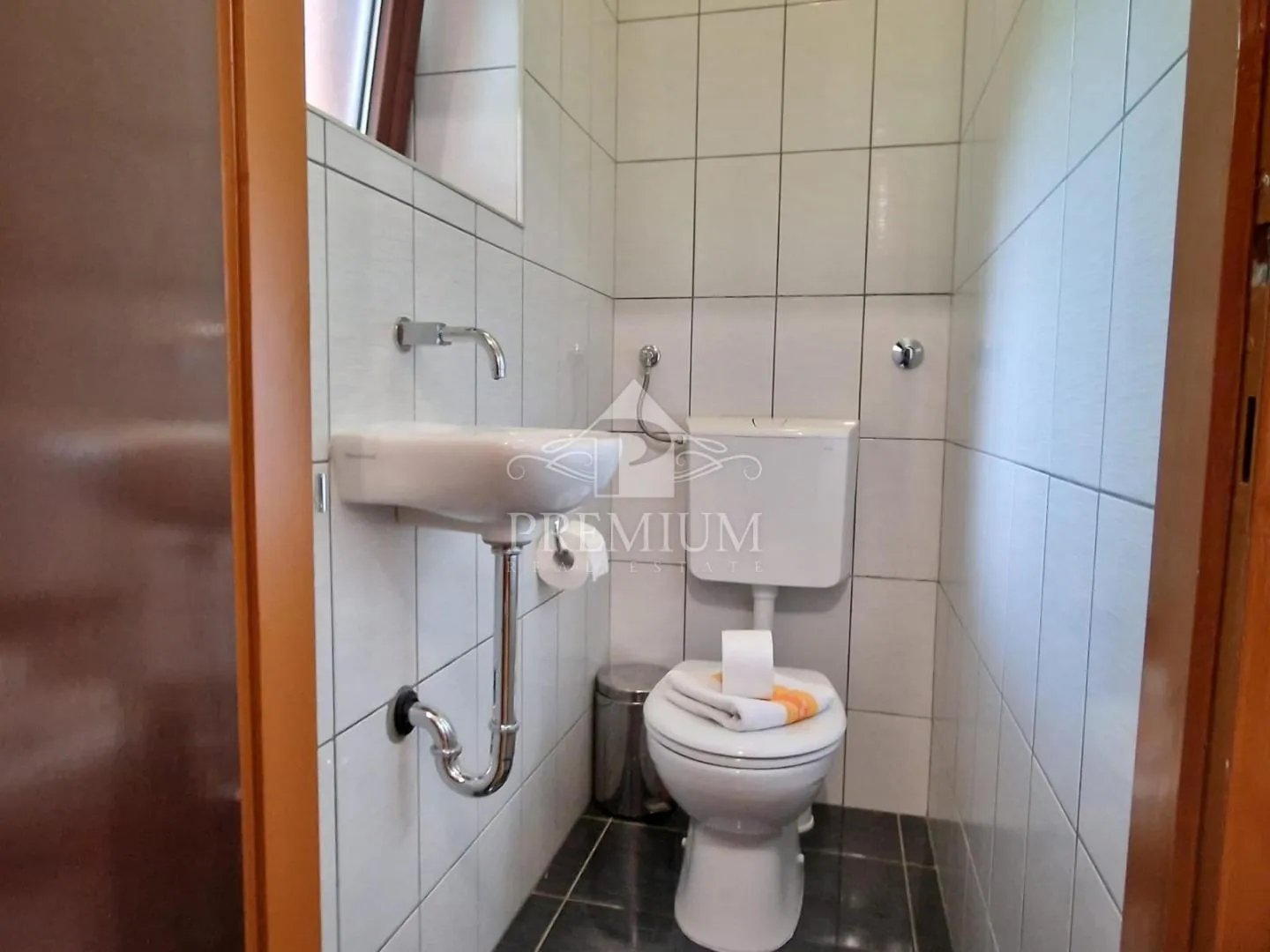 kuća na mirnoj lokaciji sa velikom okućnicom - slika 26