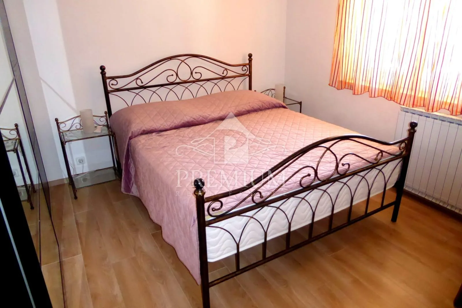 kuća sa tri apartmana, bazen, blizina mora, okućnica - slika 32