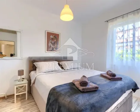 kuća sa tri apartmana, bazen, blizina mora, okućnica - slika 12