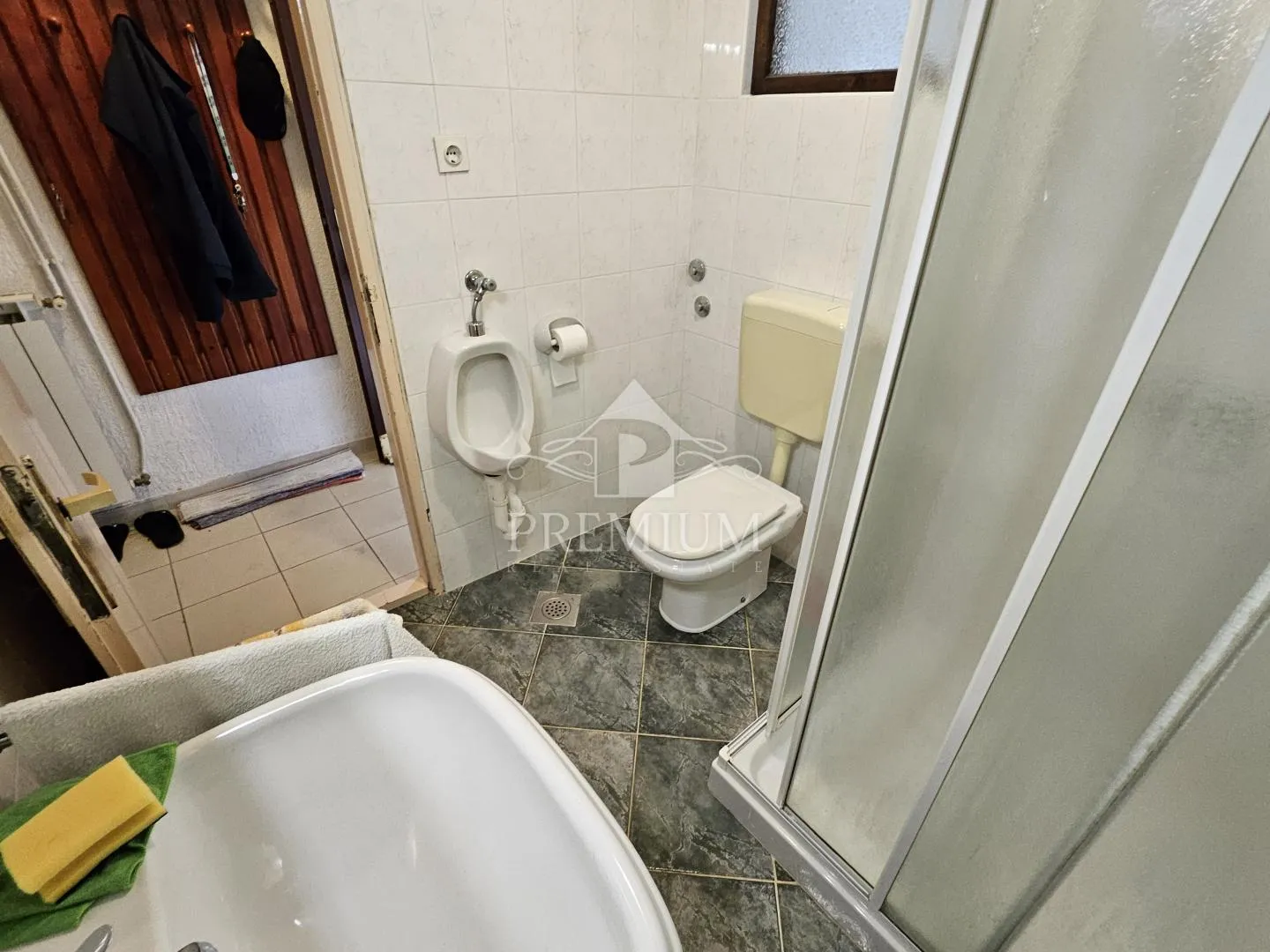 stan sa garažom i okućnicom, mirna lokacija - slika 20