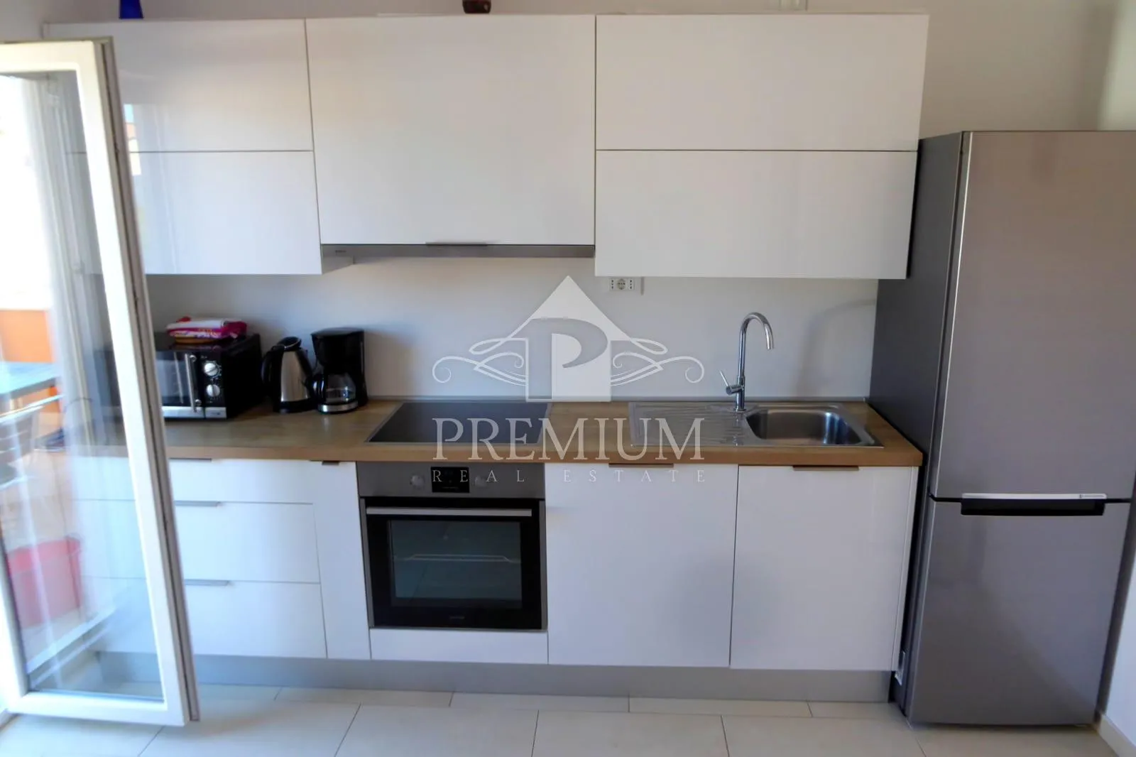 kuća sa tri apartmana, bazen, blizina mora, okućnica - slika 38