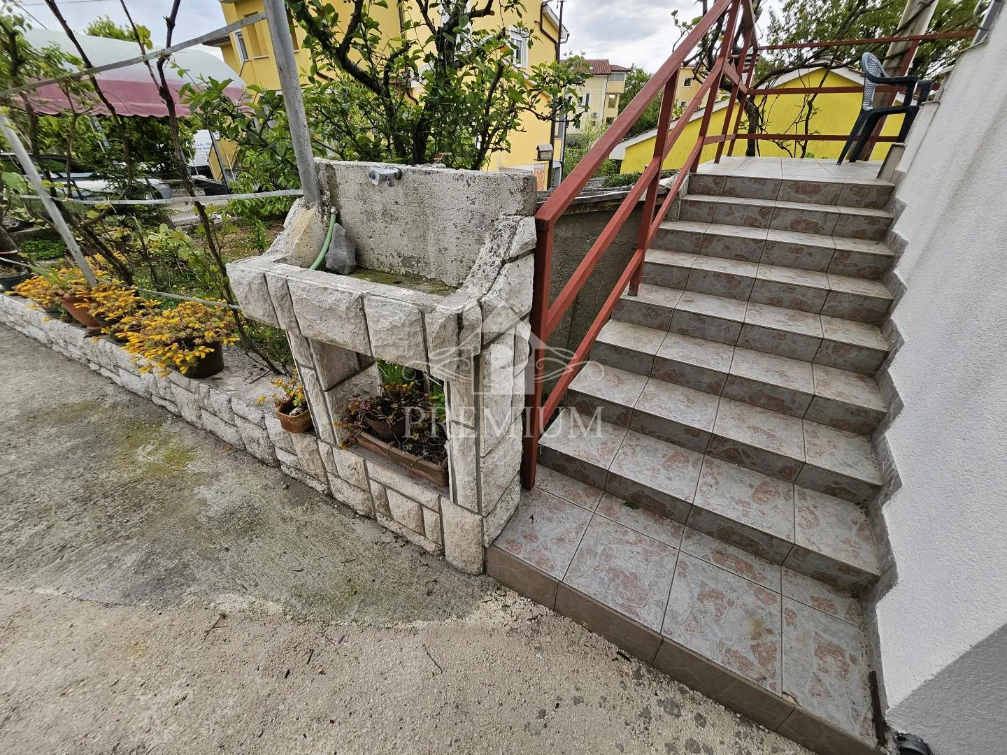 stan sa garažom i okućnicom, mirna lokacija - slika 28