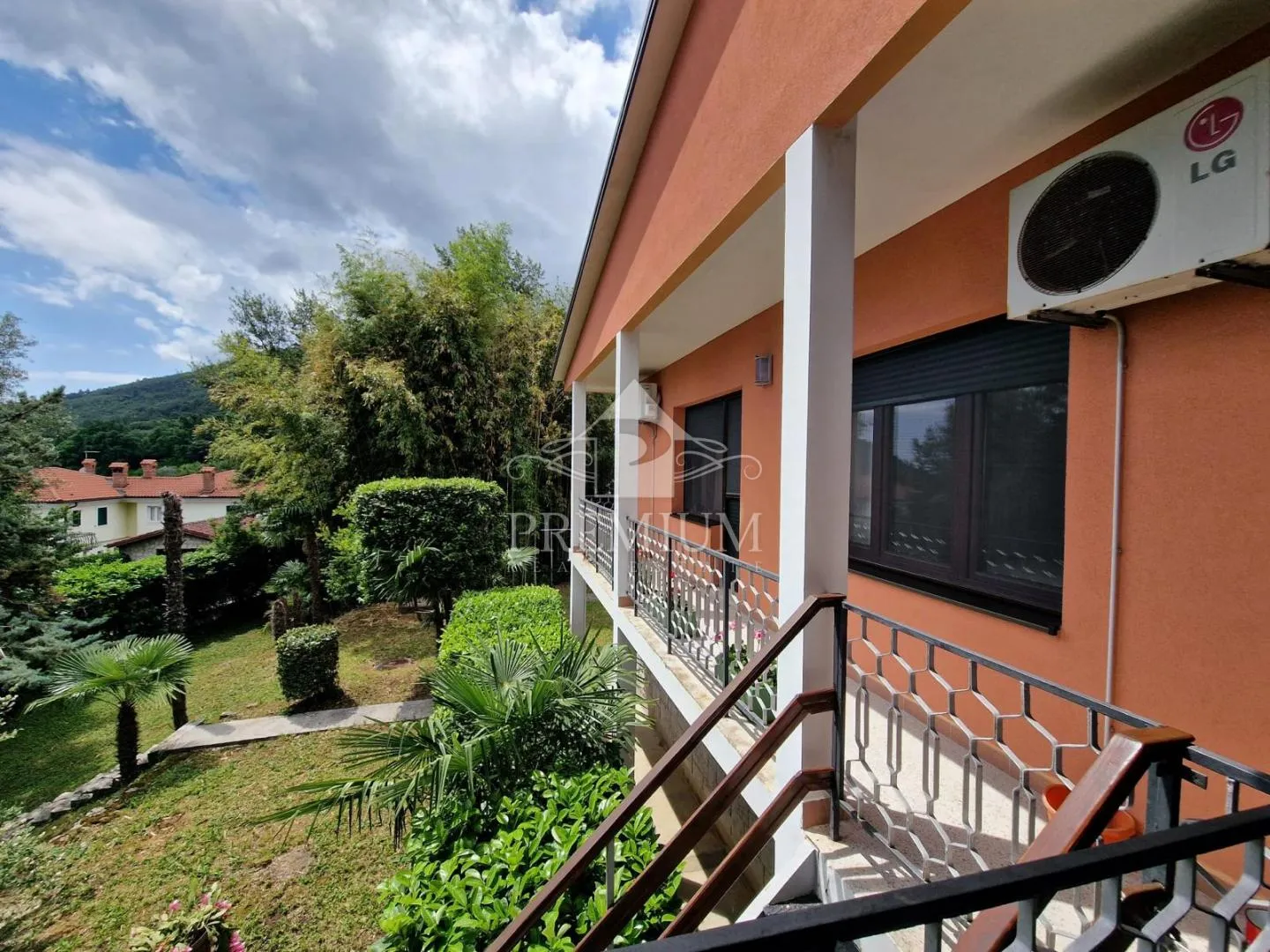 kuća na mirnoj lokaciji sa velikom okućnicom - slika 3