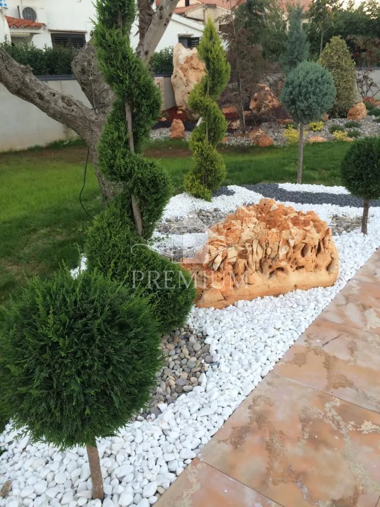 vila sa dva bazena, velika okućnica, blizina mora - slika 11