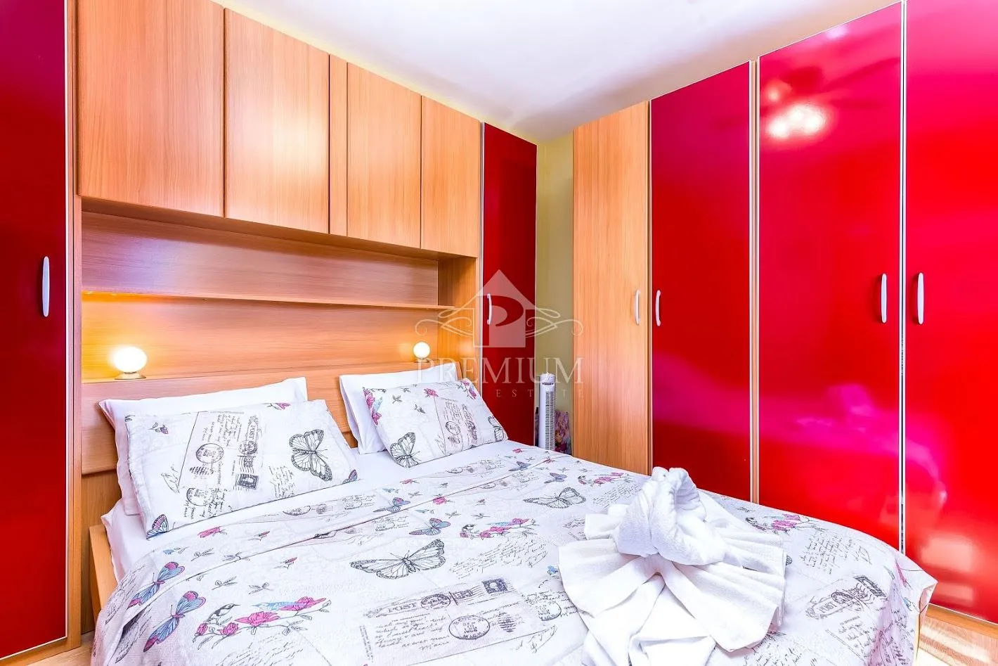kuća sa bazenom i okućnicom, blizina mora - slika 7