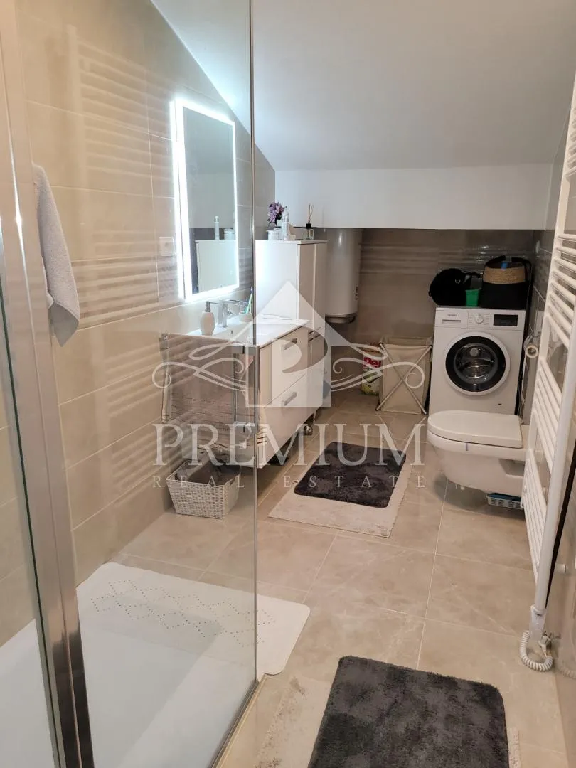 novoadaptirani stan blizu centra s prekrasnim pogledom - slika 24