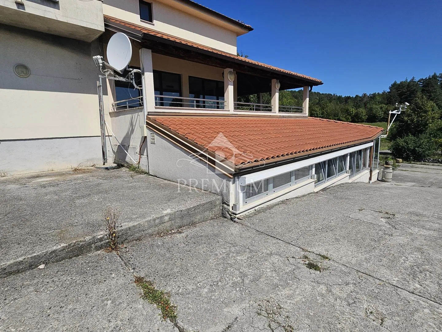 poslovno stambena zgrada sa velikim parkingom - slika 11