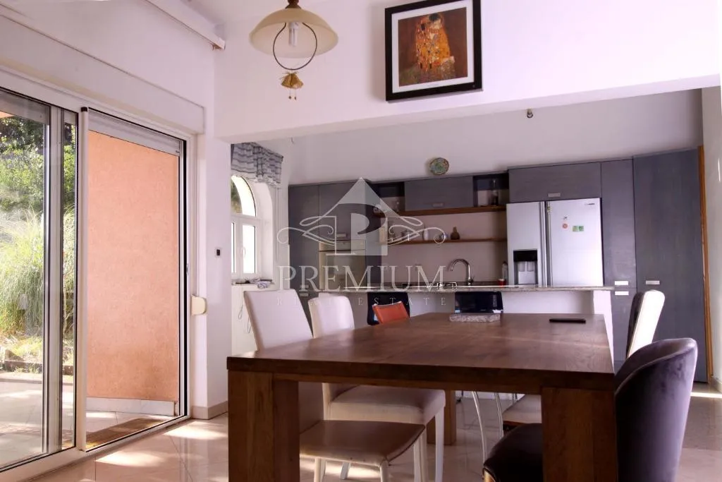 troetažni stan 290 m2, blizina mora, pogled,garaža - slika 12