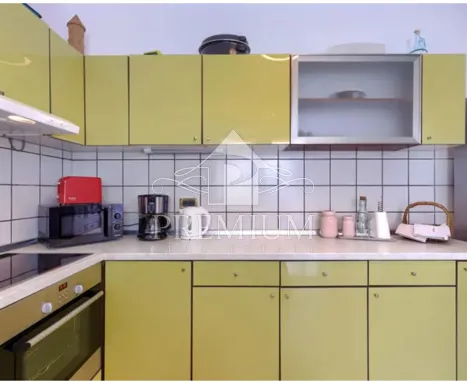 kuća sa tri apartmana, bazen, blizina mora, okućnica - slika 11