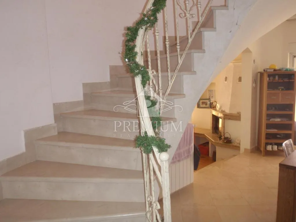 troetažni stan 290 m2, blizina mora, pogled,garaža - slika 21