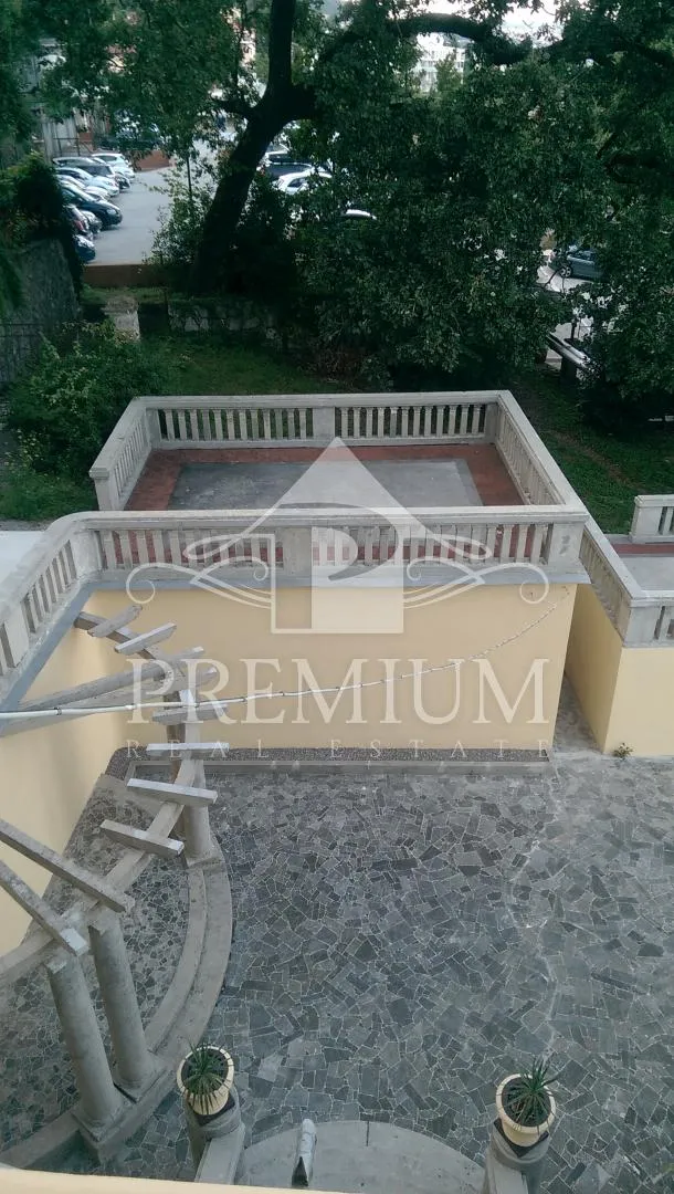 adaptiran stan u staroj vili blizu centra i mora, garaža, pogled - slika 45