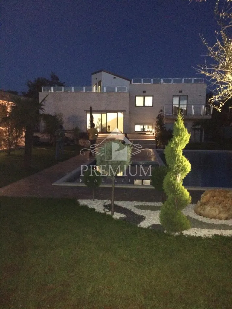vila sa dva bazena, velika okućnica, blizina mora - slika 9