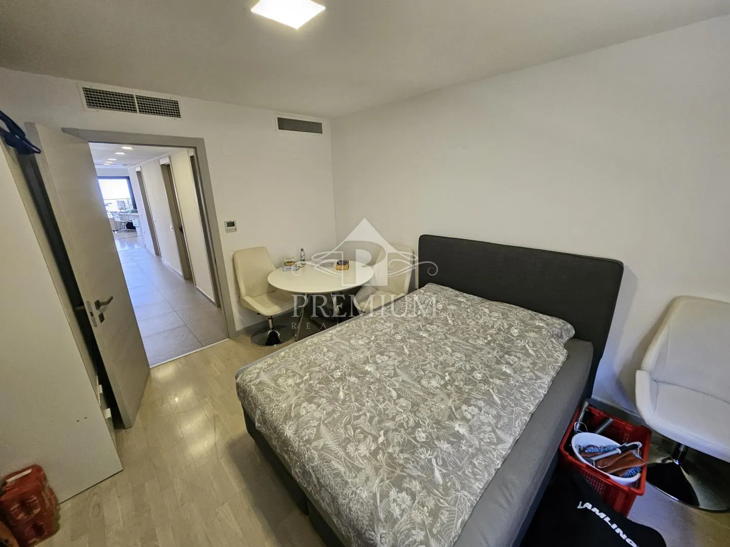 stan u novogradnji, garaža, bazen, blizina centra - slika 18