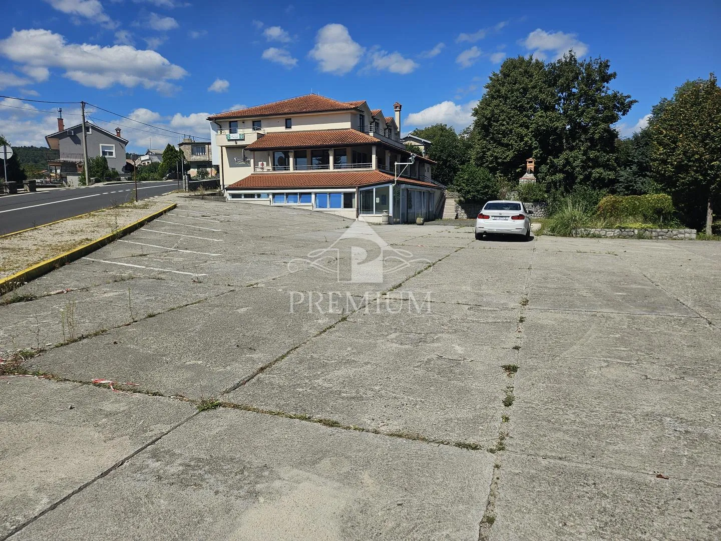 poslovno stambena zgrada sa velikim parkingom - slika 4