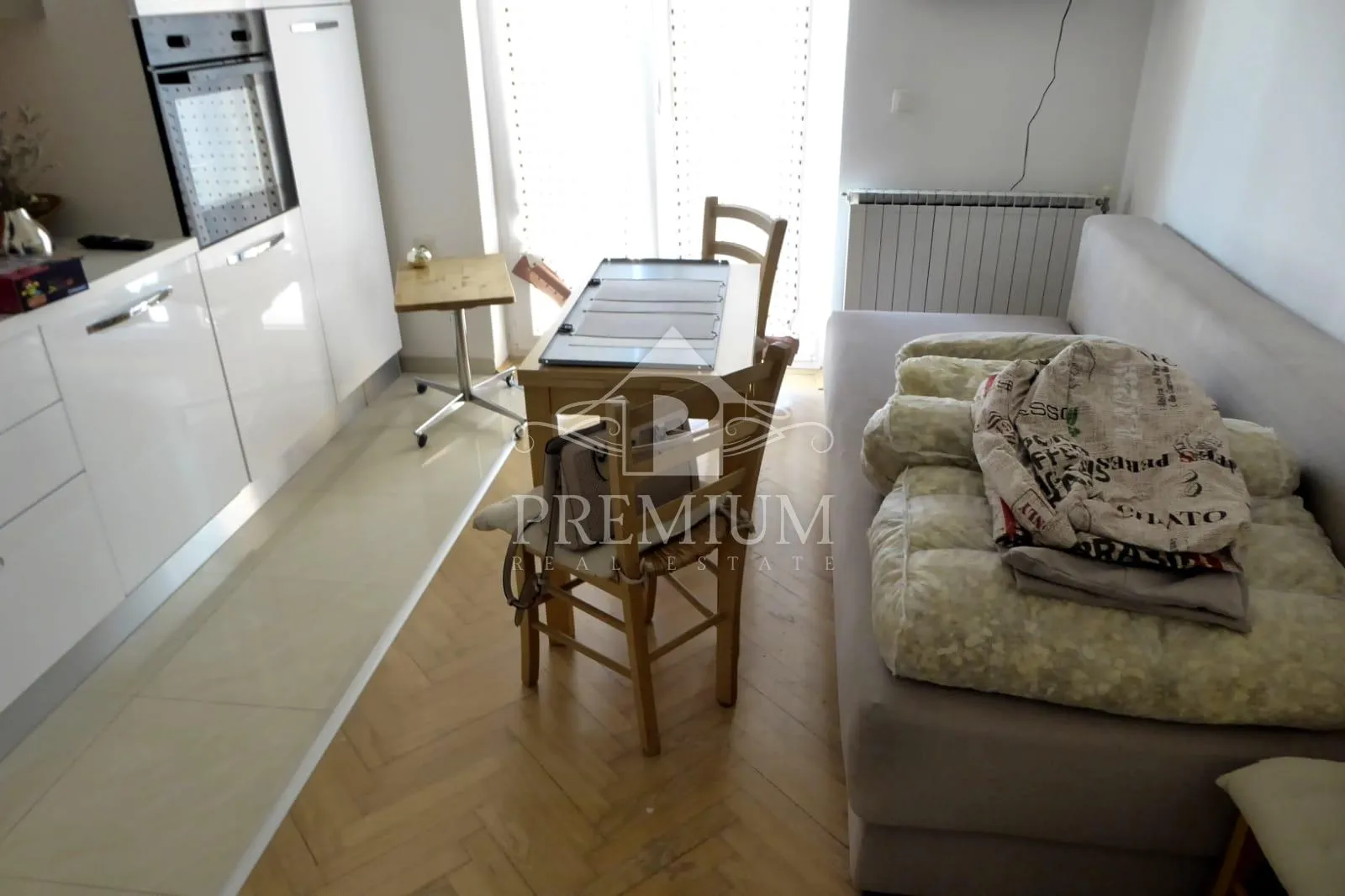 kuća sa tri apartmana, bazen, blizina mora, okućnica - slika 30