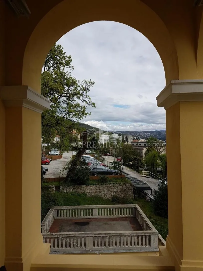 adaptiran stan u staroj vili blizu centra i mora, garaža, pogled - slika 38