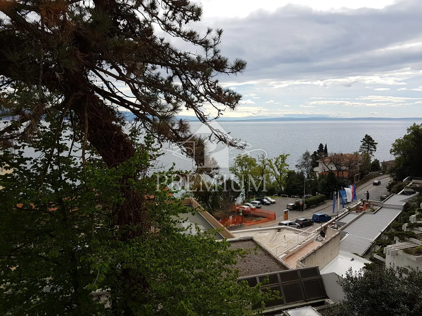 adaptiran stan u staroj vili blizu centra i mora, garaža, pogled - slika 48