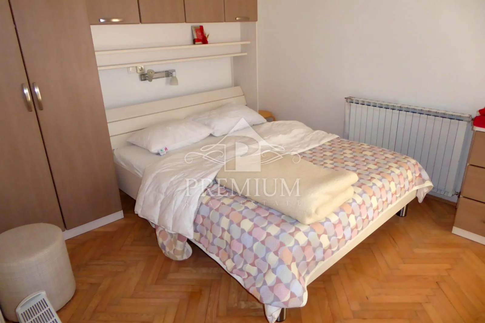 kuća sa tri apartmana, bazen, blizina mora, okućnica - slika 33