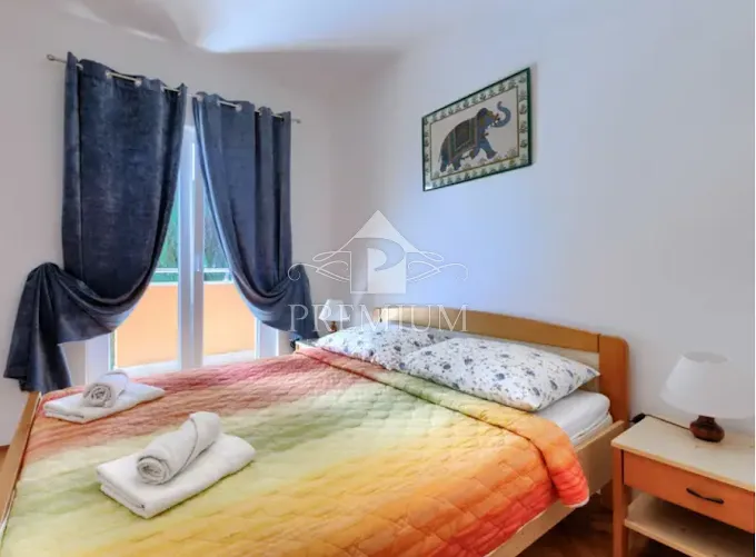 kuća sa tri apartmana, bazen, blizina mora, okućnica - slika 20