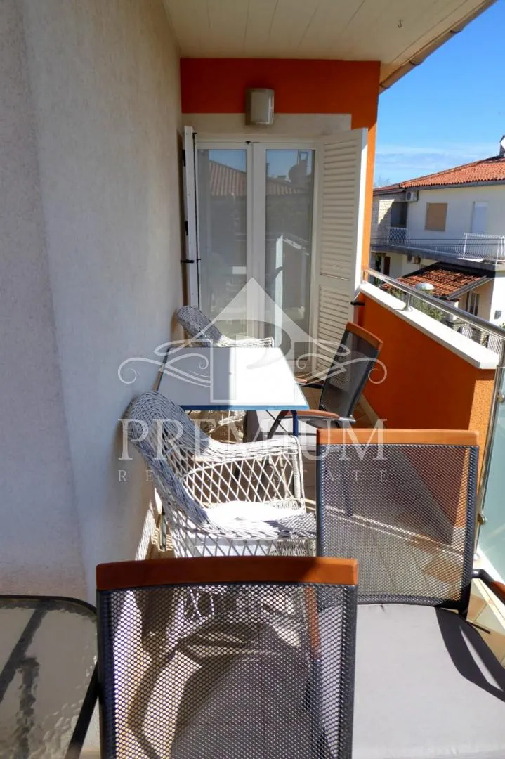 kuća sa tri apartmana, bazen, blizina mora, okućnica - slika 36