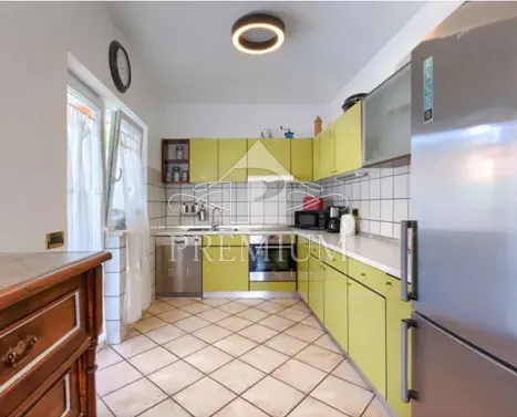 kuća sa tri apartmana, bazen, blizina mora, okućnica - slika 10
