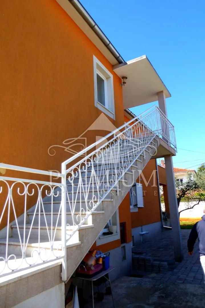 kuća sa tri apartmana, bazen, blizina mora, okućnica - slika 28