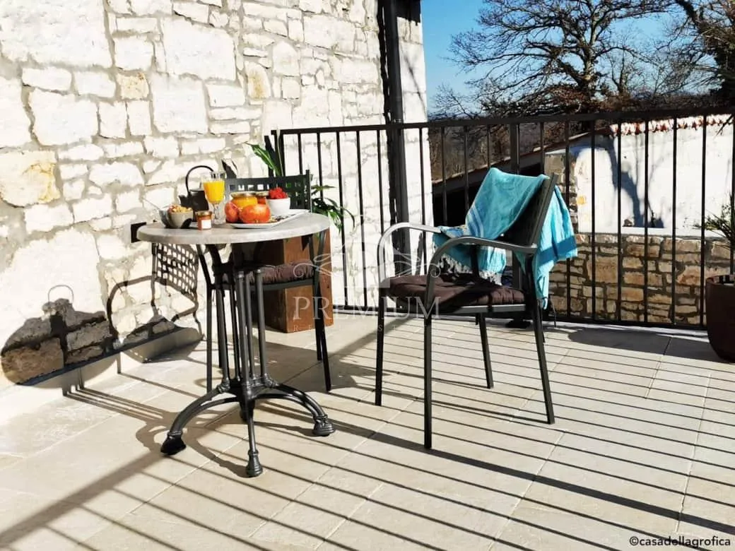 prekrasna renovirana stancija sa bazenom - slika 7
