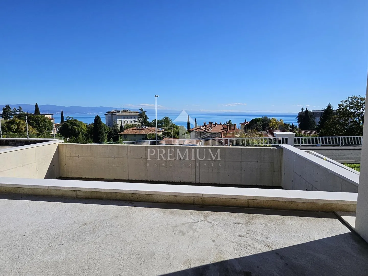 novogradnja sa dvije stambene jedinice, bazen, okućnica, pogled - slika 26