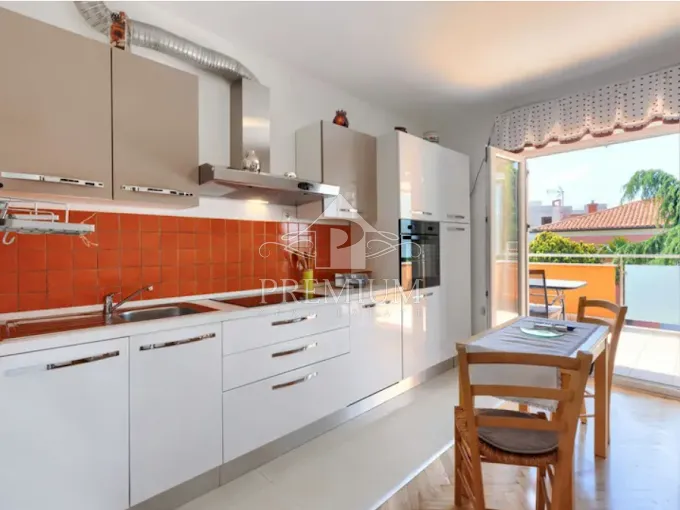kuća sa tri apartmana, bazen, blizina mora, okućnica - slika 14