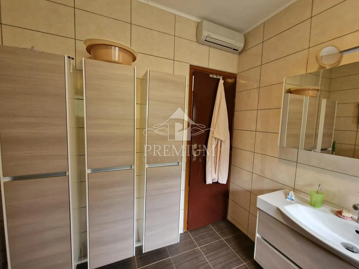 kuća na mirnoj lokaciji sa velikom okućnicom - slika 18