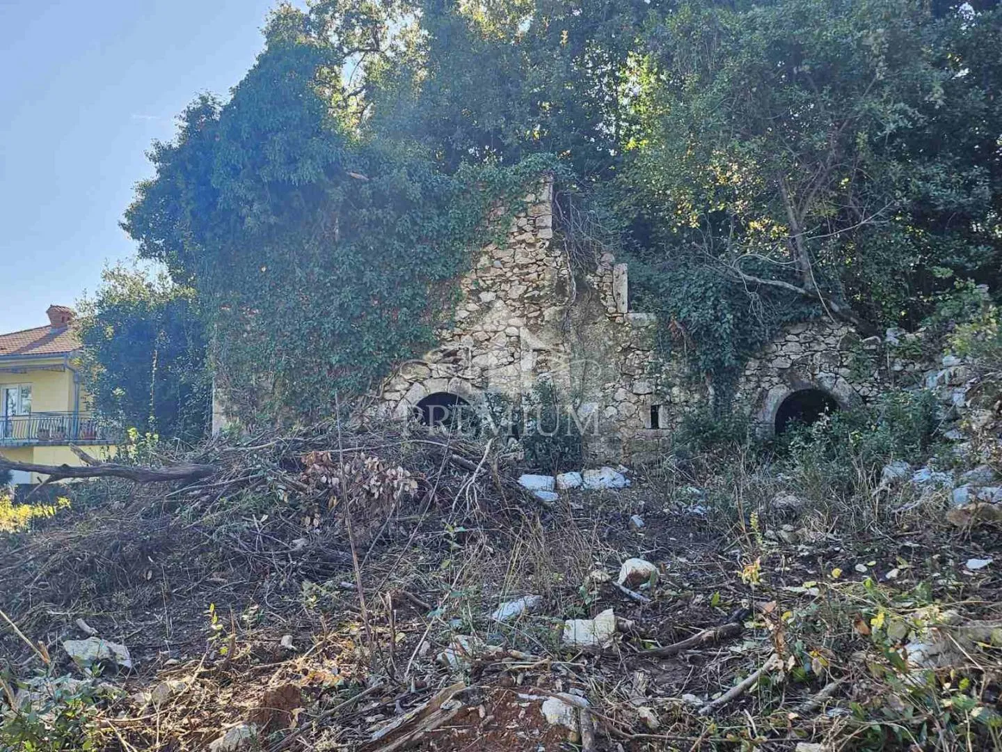 stara kamena ruševina sa okućnicom - slika 4