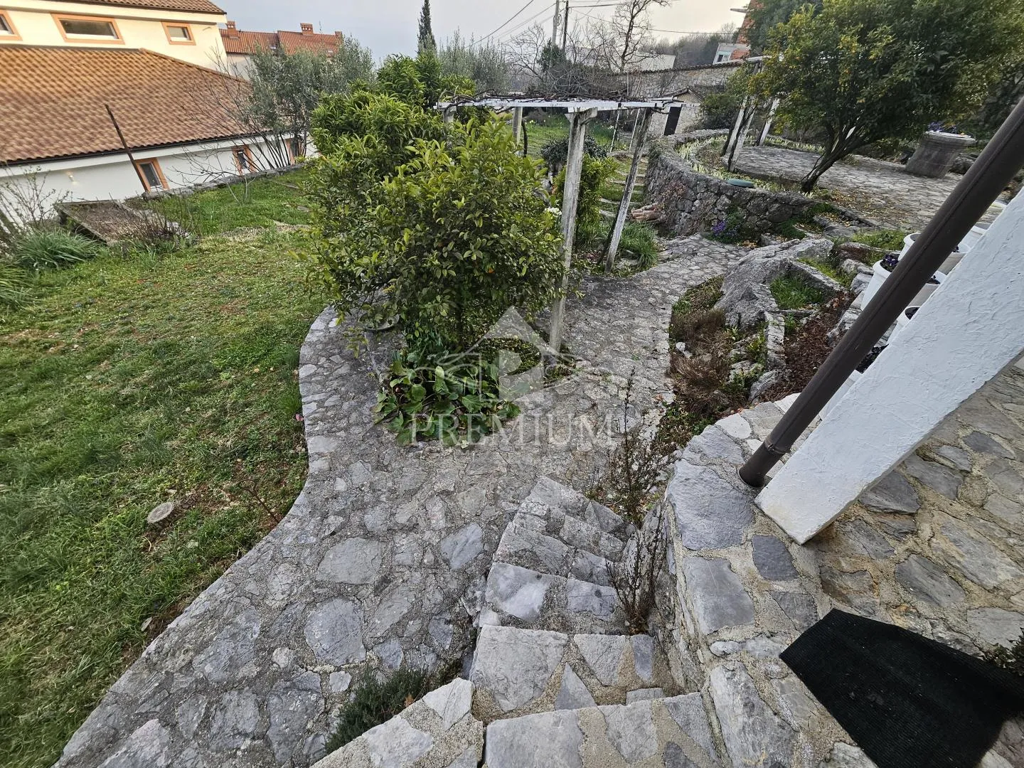 obiteljska kuća sa velikom okućnicom na mirnoj lokaciji - slika 16